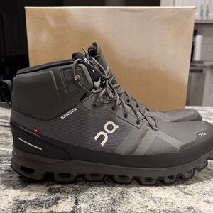 On Running Men's Black and Gray Boots